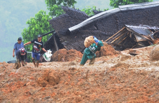 Warga Dusun Cimapag Selamatkan Barang Berharga yang Tertimbun Longsor