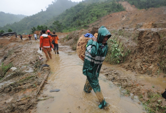 Warga Dusun Cimapag Selamatkan Barang Berharga yang Tertimbun Longsor
