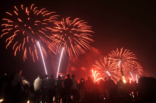 Pesta Kembang Api Meriahkan Pergantian Tahun Baru di Ancol