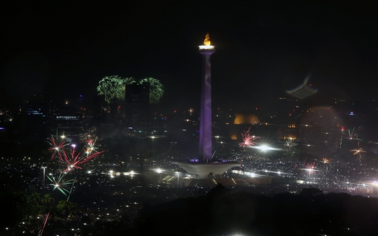 Kembang Api Sambut Pergantian Tahun di Monas