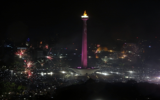 Kembang Api Sambut Pergantian Tahun di Monas