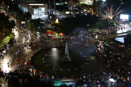Kembang Api Sambut Pergantian Tahun di Monas