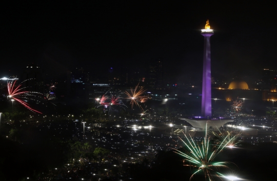 Kembang Api Sambut Pergantian Tahun di Monas