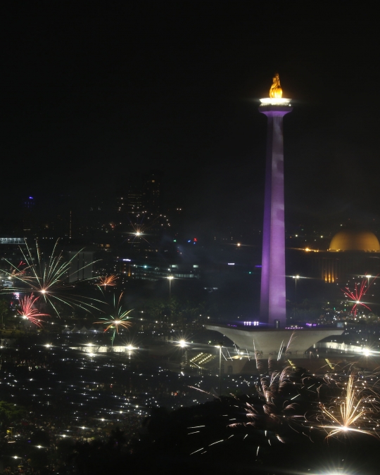 Kembang Api Sambut Pergantian Tahun di Monas