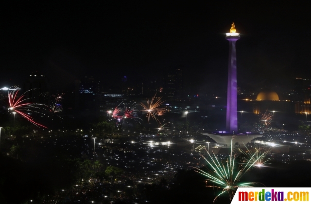 Foto Kembang Api Sambut Pergantian Tahun Di Monas Merdeka Com