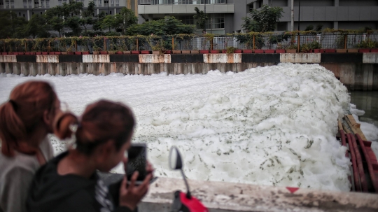 Kali Item Tercemar, Sepanjang Aliran Dipenuhi Busa