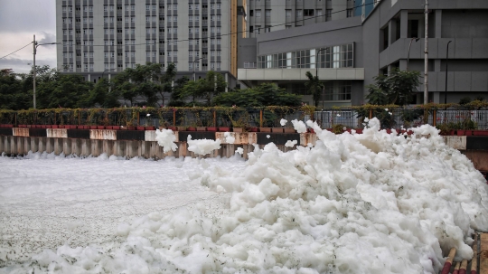 Kali Item Tercemar, Sepanjang Aliran Dipenuhi Busa