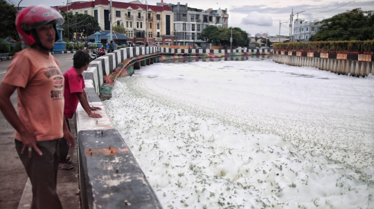 Kali Item Tercemar, Sepanjang Aliran Dipenuhi Busa