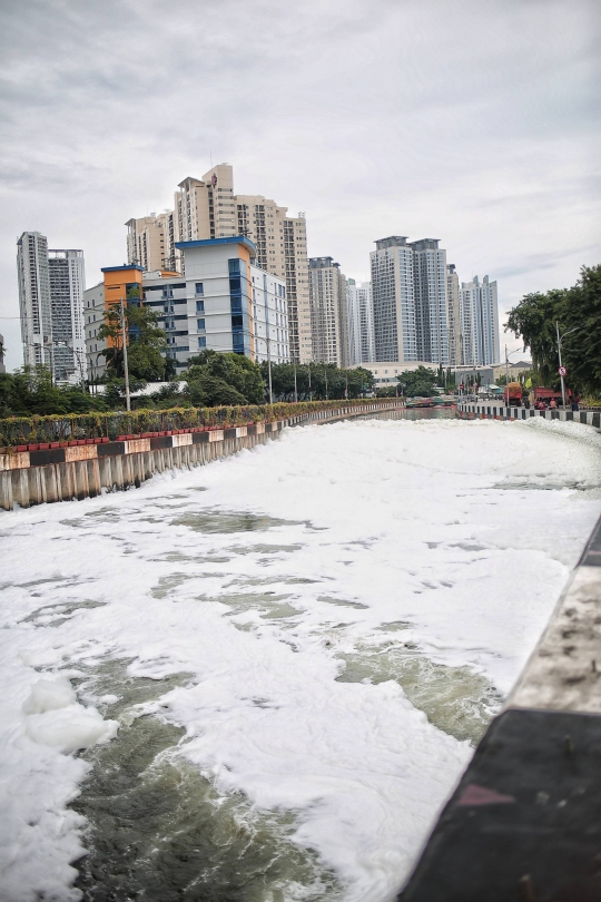 Kali Item Tercemar, Sepanjang Aliran Dipenuhi Busa