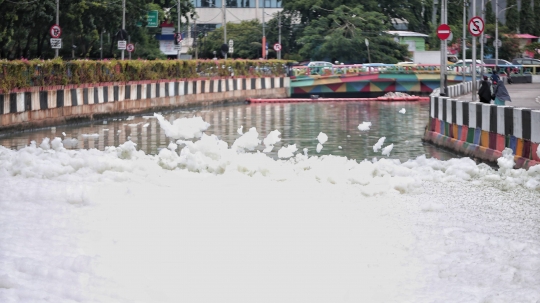 Kali Item Tercemar, Sepanjang Aliran Dipenuhi Busa