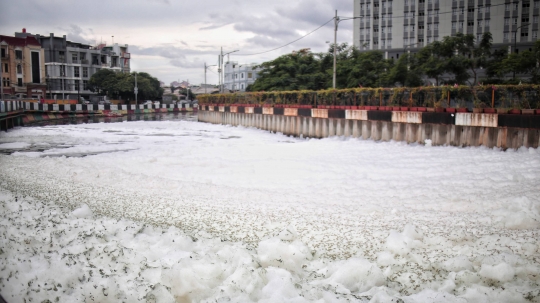 Kali Item Tercemar, Sepanjang Aliran Dipenuhi Busa
