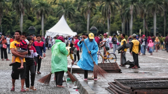 Bersih-Bersih Monas Usai Perayaan Malam Tahun Baru