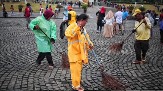 Bersih-Bersih Monas Usai Perayaan Malam Tahun Baru