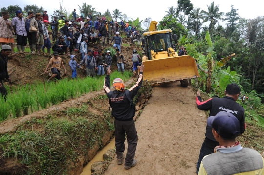 Sulitnya Alat Berat Memasuki Lokasi Longsor Sukabumi