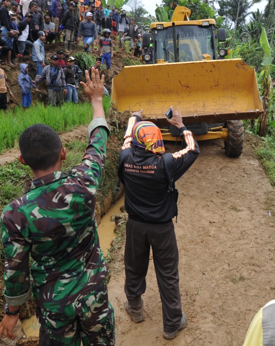 Sulitnya Alat Berat Memasuki Lokasi Longsor Sukabumi