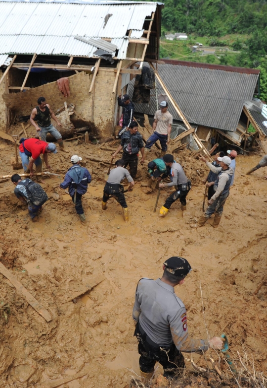 Sulitnya Medan Pencarian Korban Longsor Sukabumi