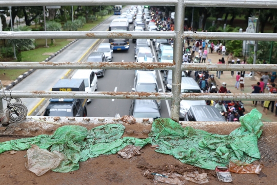 Pascamalam Pergantian Tahun, JPO Medan Merdeka Barat Masih Kotor