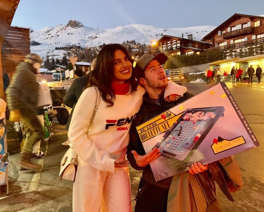 Serunya Libur Tahun Baru ala Priyanka Chopra dan Nick Jonas di Swiss