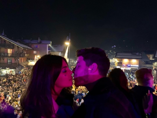 Serunya Libur Tahun Baru ala Priyanka Chopra dan Nick Jonas di Swiss