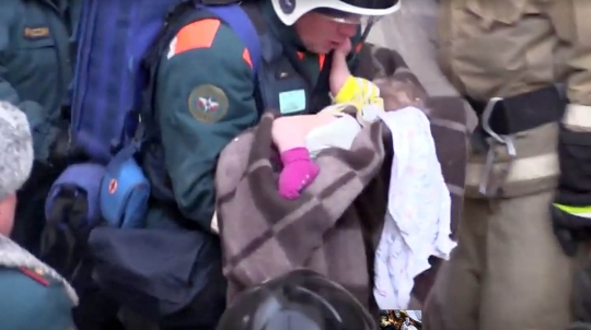 Ajaib, Bayi Rusia Ini Selamat Usai Terkubur 35 Jam di Reruntuhan Apartemen