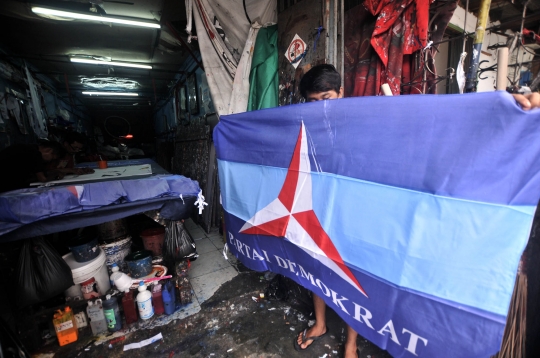 Berkah Tahun Politik Bagi Pengusaha Sablon Bendera Partai