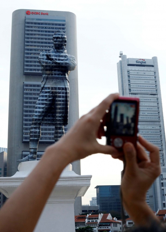 Membaur dengan Gedung Pencakar Langit, Patung Ini Hebohkan Warga Singapura