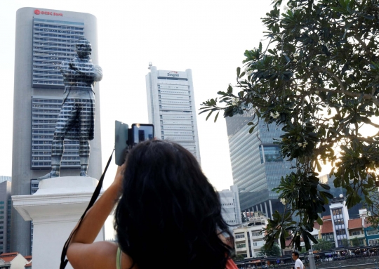 Membaur dengan Gedung Pencakar Langit, Patung Ini Hebohkan Warga Singapura