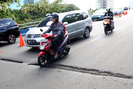 Hati-Hati, Flyover Kemayoran Tampak Retak