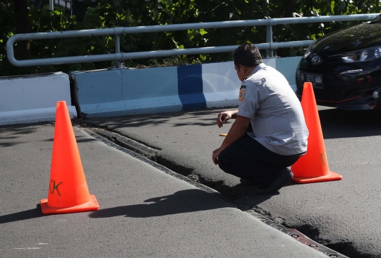 Hati-Hati, Flyover Kemayoran Tampak Retak