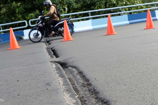 Hati-Hati, Flyover Kemayoran Tampak Retak