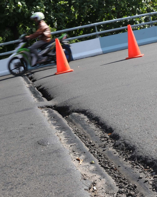 Hati-Hati, Flyover Kemayoran Tampak Retak