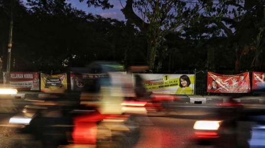 Masuk Tahun Politik, Spanduk Caleg Bertebaran di Jalan Bintaro Permai