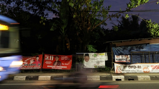 Masuk Tahun Politik, Spanduk Caleg Bertebaran di Jalan Bintaro Permai