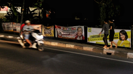 Masuk Tahun Politik, Spanduk Caleg Bertebaran di Jalan Bintaro Permai