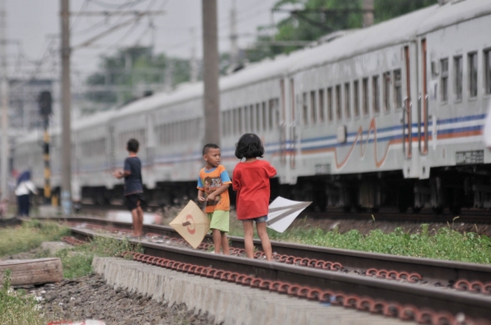 Minim Taman, Anak-Anak Nekat Bermain di Rel Kereta Api