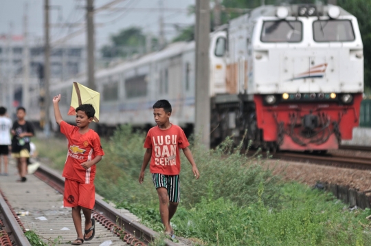 Minim Taman, Anak-Anak Nekat Bermain di Rel Kereta Api