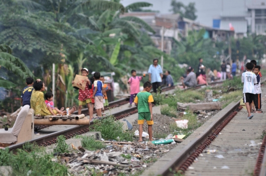 Minim Taman, Anak-Anak Nekat Bermain di Rel Kereta Api