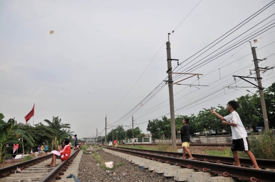 Minim Taman, Anak-Anak Nekat Bermain di Rel Kereta Api