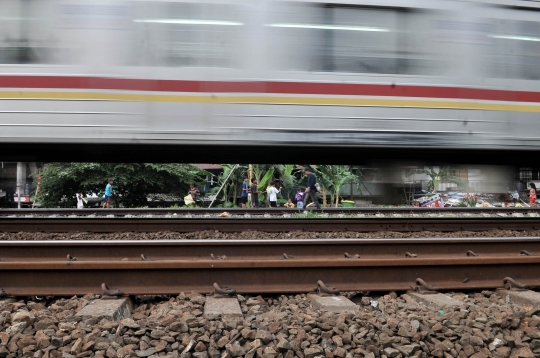 Minim Taman, Anak-Anak Nekat Bermain di Rel Kereta Api