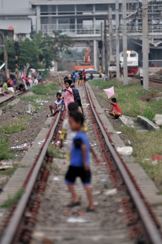 Minim Taman, Anak-Anak Nekat Bermain di Rel Kereta Api