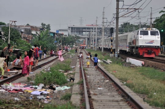 Minim Taman, Anak-Anak Nekat Bermain di Rel Kereta Api