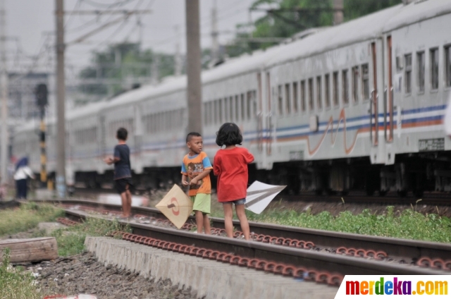 Foto Minim Taman Anak Anak Nekat Bermain Di Rel Kereta