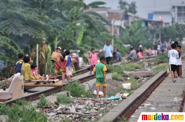 Foto Minim Taman Anak Anak Nekat Bermain Di Rel Kereta