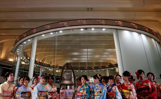 Saat Gadis-Gadis Berkimono Ikut Ramaikan Pembukaan Bursa Efek Tokyo