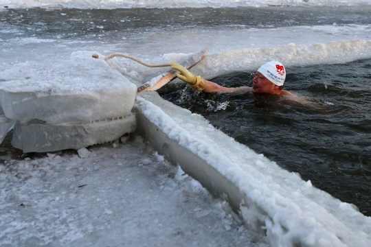 Dinginnya Berenang di Sungai Membeku Saat Festival Es Harbin