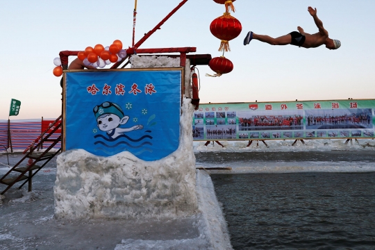 Dinginnya Berenang di Sungai Membeku Saat Festival Es Harbin