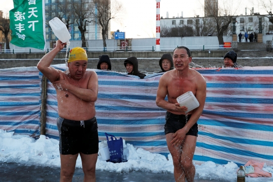 Dinginnya Berenang di Sungai Membeku Saat Festival Es Harbin