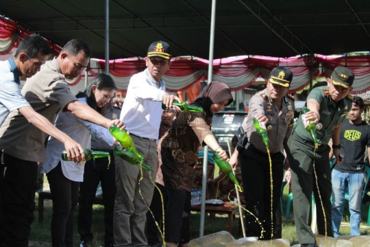 Polres Gorontalo Melenyapkan Puluhan Ribu Liter Miras