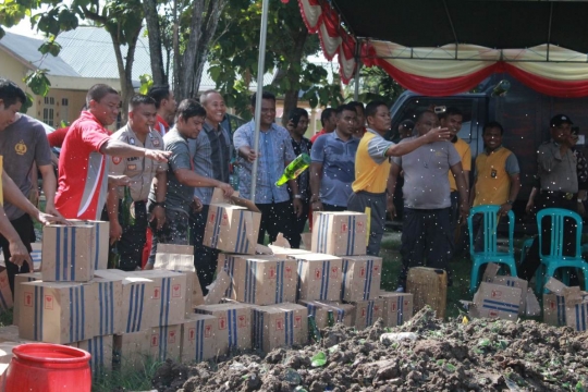 Polres Gorontalo Melenyapkan Puluhan Ribu Liter Miras