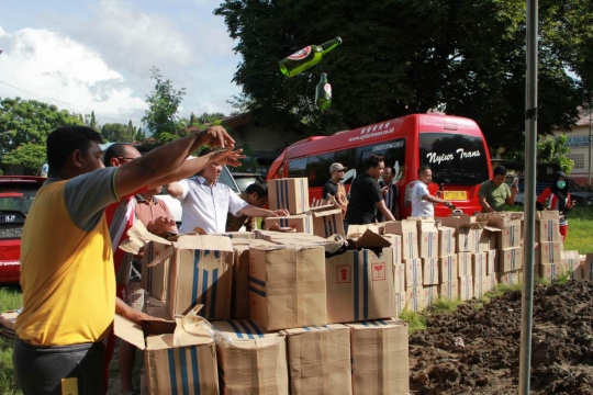 Polres Gorontalo Melenyapkan Puluhan Ribu Liter Miras